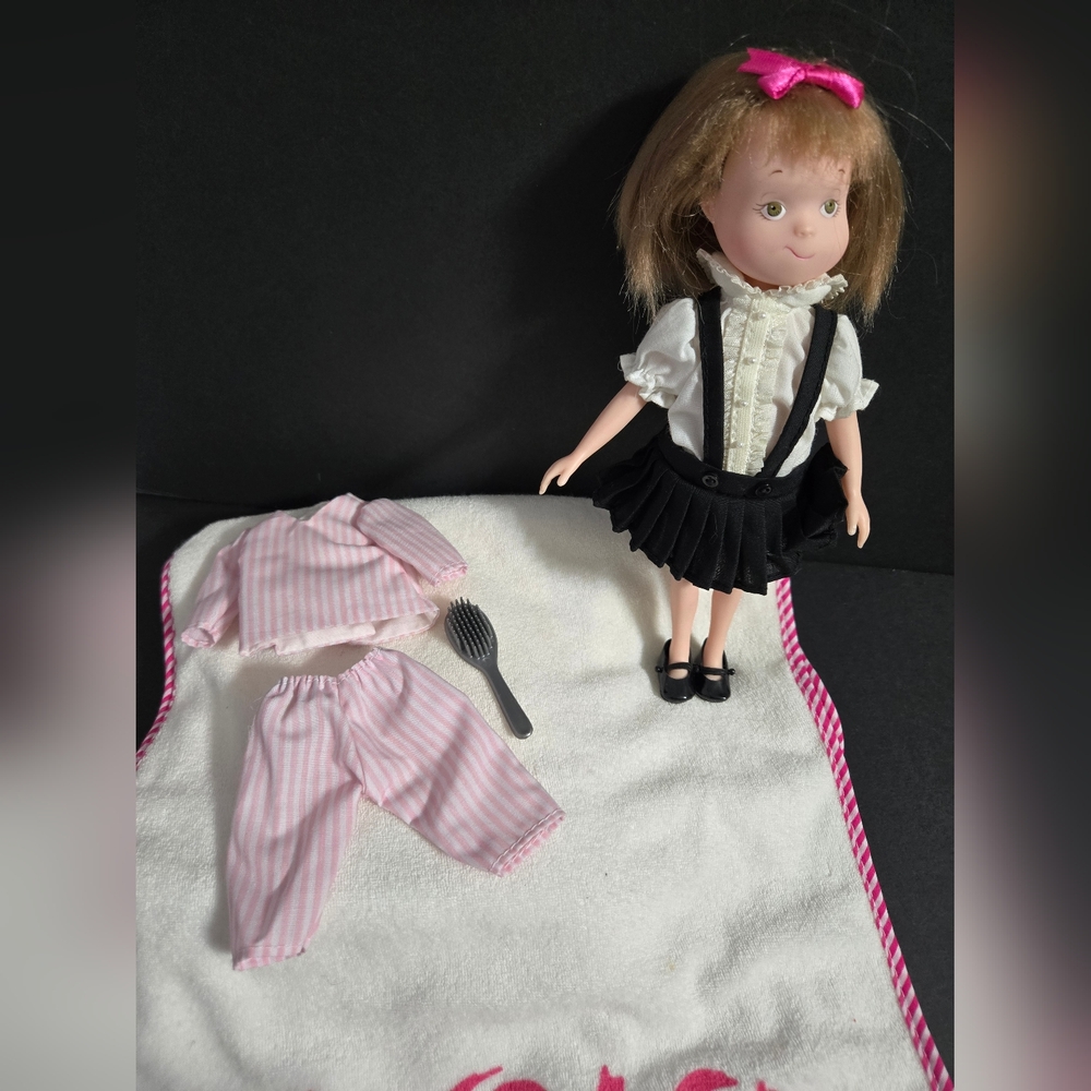 Madame Alexander Eloise Absolutely Essential Overnight Kit Doll Set - Picture 10 of 16